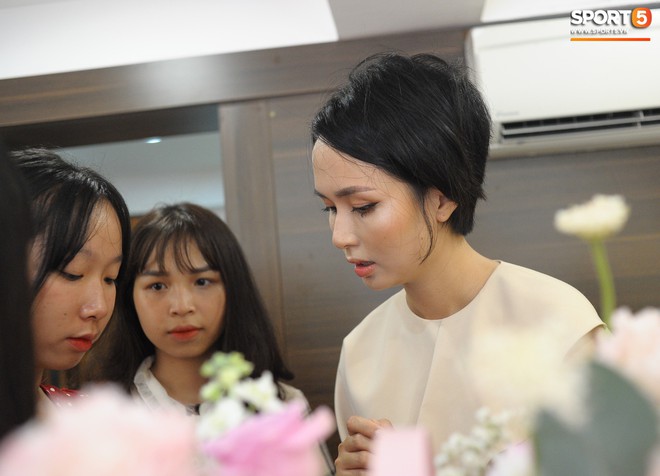 Dàn cầu thủ Hà Nội FC bảnh bao đổ bộ cửa hàng mới của bạn gái Duy Mạnh và bà xã Văn Quyết - Ảnh 14.