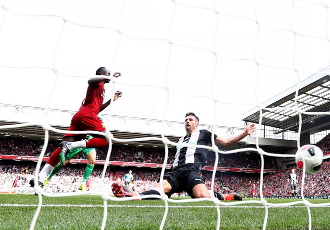 Gạt bỏ hục hặc, cặp đôi Salah - Mane tỏa sáng giúp Liverpool ngược dòng đánh bại Newcastle để tiếp tục bay cao trên ngôi đầu Ngoại hạng Anh - Ảnh 5.