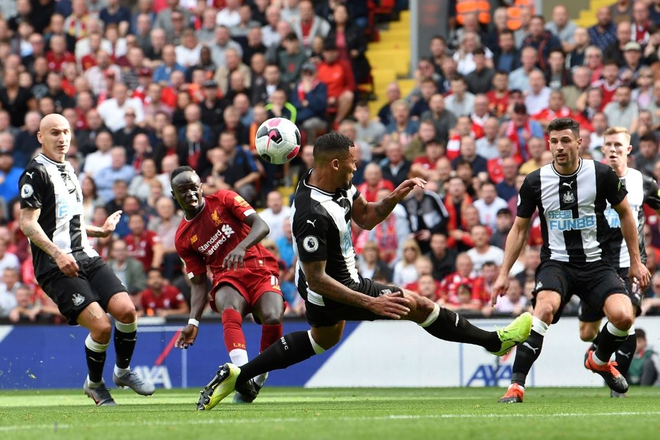Gạt bỏ hục hặc, cặp đôi Salah - Mane tỏa sáng giúp Liverpool ngược dòng đánh bại Newcastle để tiếp tục bay cao trên ngôi đầu Ngoại hạng Anh - Ảnh 4.