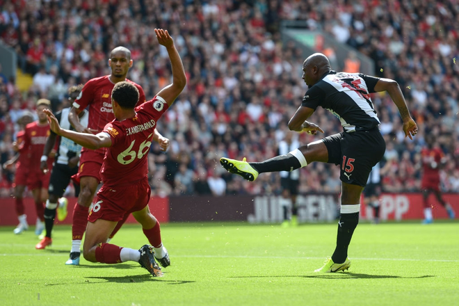 Gạt bỏ hục hặc, cặp đôi Salah - Mane tỏa sáng giúp Liverpool ngược dòng đánh bại Newcastle để tiếp tục bay cao trên ngôi đầu Ngoại hạng Anh - Ảnh 2.