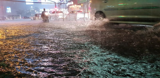 Đường Sài Gòn có siêu máy bơm chống ngập nhưng vẫn mênh mông nước khi mưa lớn vào đêm cuối tuần  - Ảnh 8.