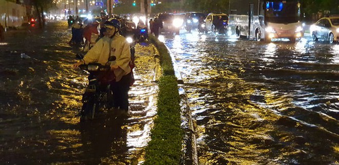 Đường Sài Gòn có siêu máy bơm chống ngập nhưng vẫn mênh mông nước khi mưa lớn vào đêm cuối tuần  - Ảnh 5.