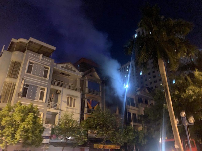 H&agrave; Nội: Ch&aacute;y lớn tại căn nh&agrave; liền kề 4 tầng trong khu đ&ocirc; thị Xa La, gia đ&igrave;nh 4 người may mắn tho&aacute;t ra kịp thời - Ảnh 7.