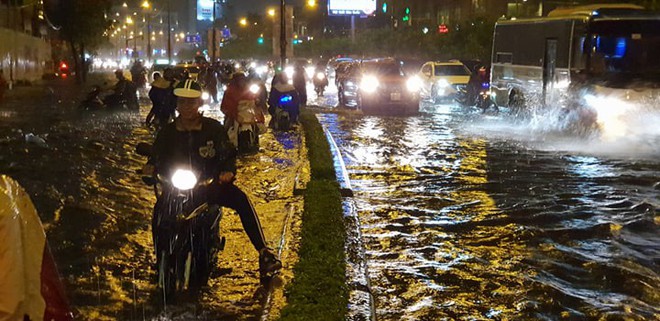 Đường Sài Gòn có siêu máy bơm chống ngập nhưng vẫn mênh mông nước khi mưa lớn vào đêm cuối tuần  - Ảnh 4.