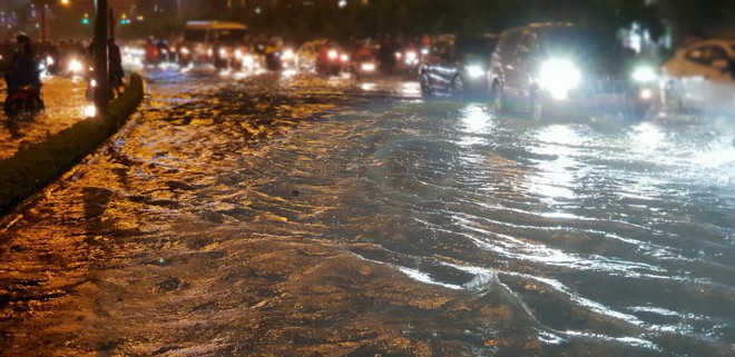 Đường Sài Gòn có siêu máy bơm chống ngập nhưng vẫn mênh mông nước khi mưa lớn vào đêm cuối tuần  - Ảnh 3.