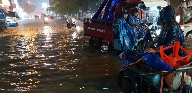 Đường Sài Gòn có siêu máy bơm chống ngập nhưng vẫn mênh mông nước khi mưa lớn vào đêm cuối tuần  - Ảnh 2.