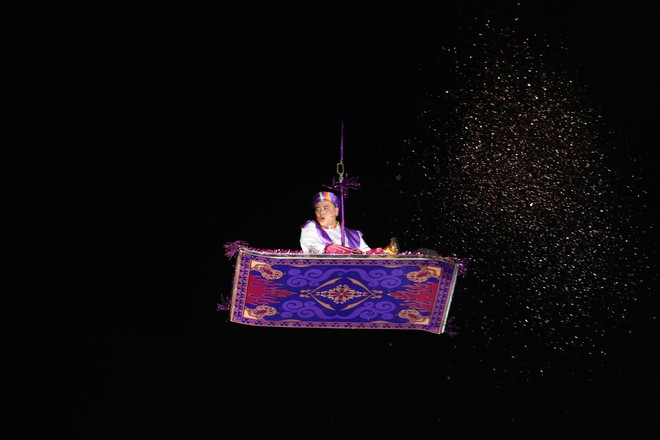 B&ugrave;i Tiến Dũng c&ugrave;ng Aladdin Tự Long, ch&uacute; Cuội Xu&acirc;n Bắc... vui Trung thu với c&aacute;c em thiếu nhi - Ảnh 5.
