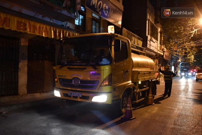 Trắng đêm hút bùn, khơi thông cống ngầm xung quanh nhà máy Rạng Đông - Ảnh 12.