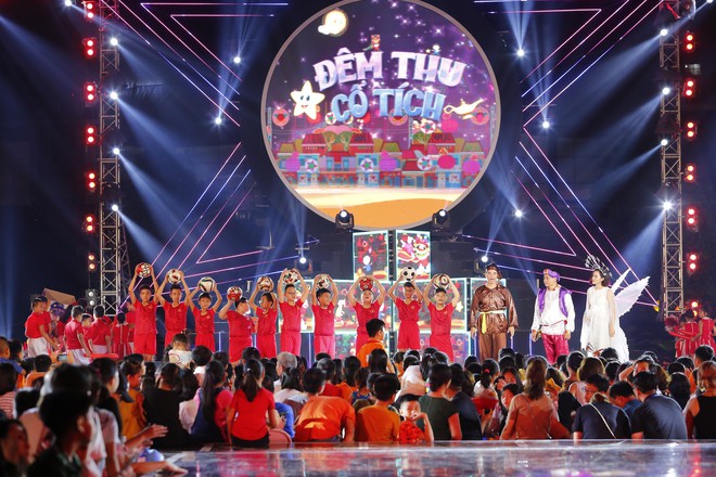 B&ugrave;i Tiến Dũng c&ugrave;ng Aladdin Tự Long, ch&uacute; Cuội Xu&acirc;n Bắc... vui Trung thu với c&aacute;c em thiếu nhi - Ảnh 10.