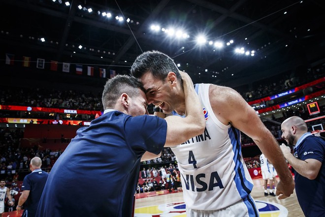 Chẳng cần sao số, đội bóng quê hương của Messi vẫn viết tiếp câu chuyện cổ tích ở FIBA World Cup 2019 - Ảnh 1.