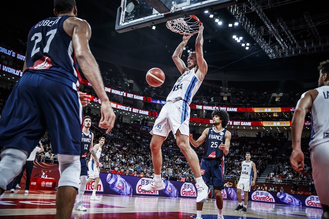 Chẳng cần sao số, đội bóng quê hương của Messi vẫn viết tiếp câu chuyện cổ tích ở FIBA World Cup 2019 - Ảnh 2.