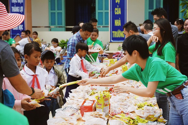&ldquo;Trung Thu ấm &aacute;p &ndash; C&ugrave;ng Grab sẻ chia&rdquo; - Mang m&ugrave;a vui đến những em nhỏ chưa một lần biết đến rước đ&egrave;n, ph&aacute; cỗ - Ảnh 2.
