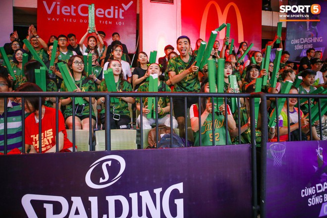 Hội CĐV Cantho Catfish &ldquo;nhuộm xanh&rdquo; chảo lửa CIS trong ng&agrave;y đại thắng của đội b&oacute;ng con cưng - Ảnh 2.