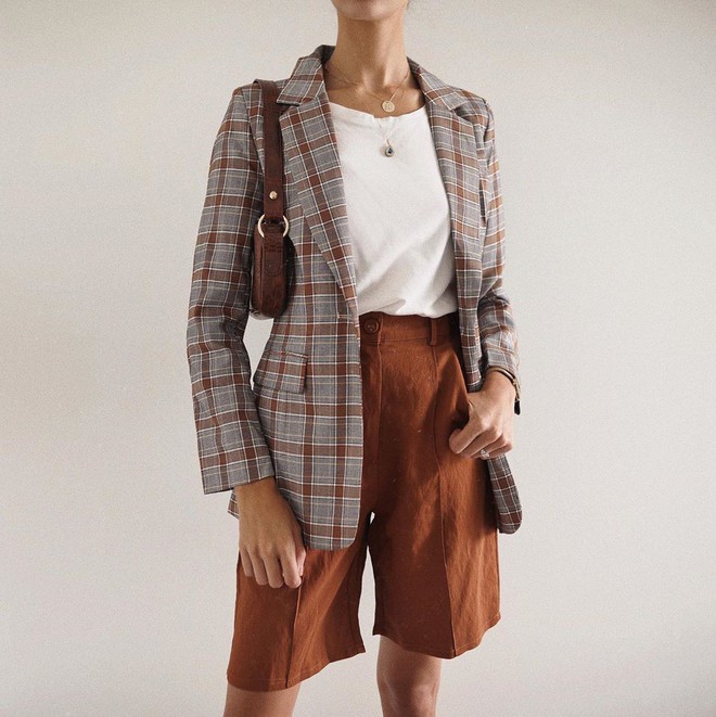 Trẻ h&oacute;a chiếc blazer quen thuộc bằng 5 c&aacute;ch mix đồ si&ecirc;u dễ, n&agrave;ng c&ocirc;ng sở học ngay để đầu tuần diện đi l&agrave;m - Ảnh 4.