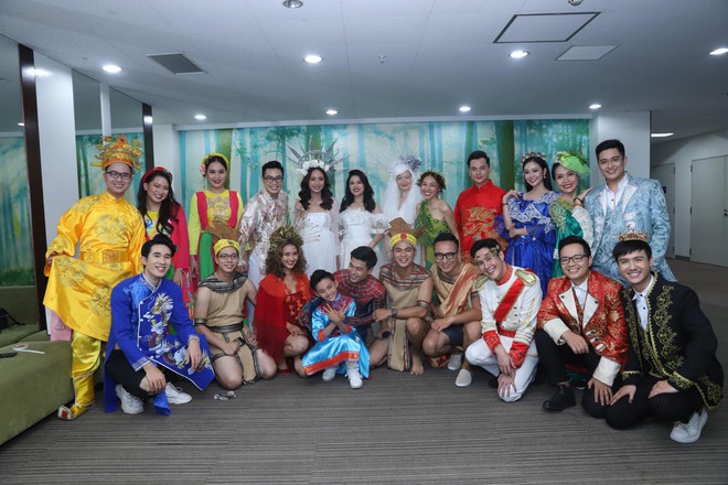 B&ugrave;i Tiến Dũng c&ugrave;ng Aladdin Tự Long, ch&uacute; Cuội Xu&acirc;n Bắc... vui Trung thu với c&aacute;c em thiếu nhi - Ảnh 3.