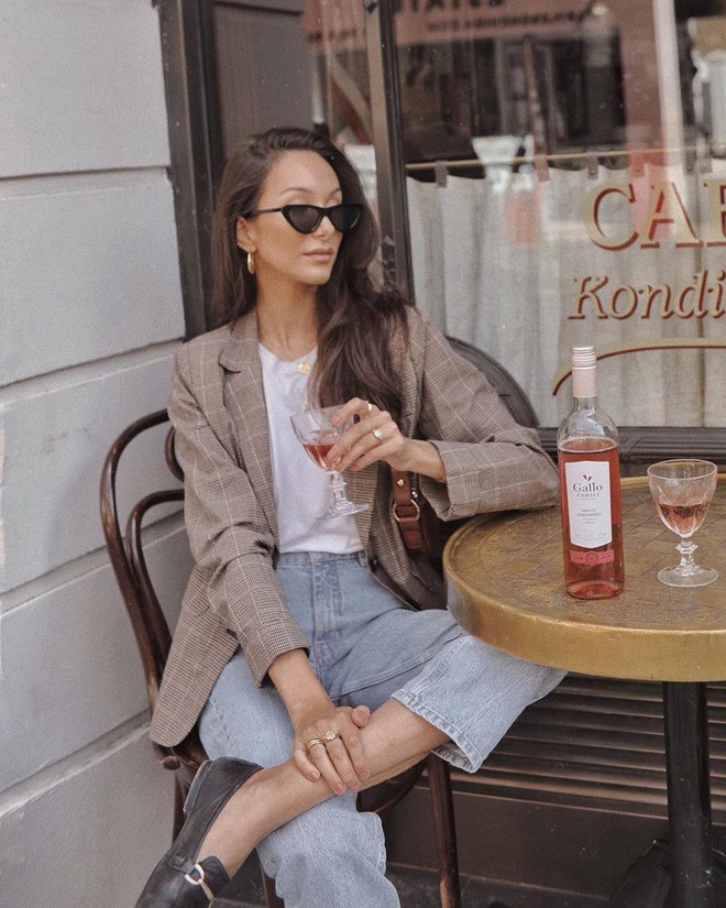 Trẻ h&oacute;a chiếc blazer quen thuộc bằng 5 c&aacute;ch mix đồ si&ecirc;u dễ, n&agrave;ng c&ocirc;ng sở học ngay để đầu tuần diện đi l&agrave;m - Ảnh 6.