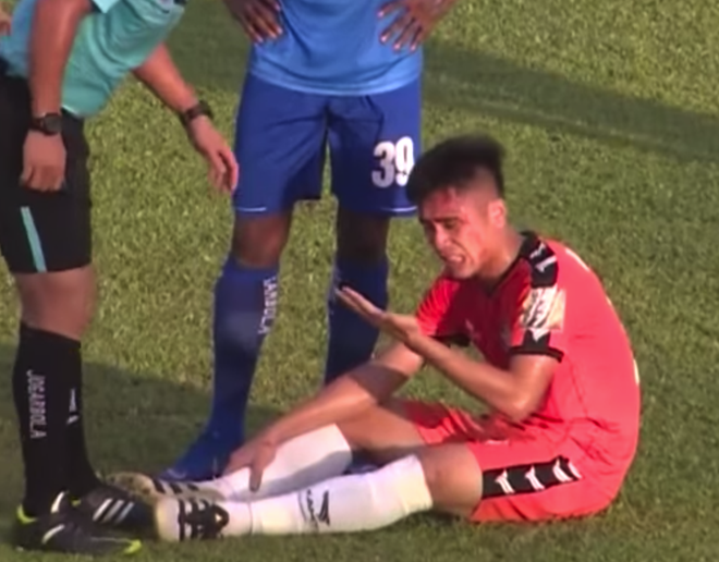 Máu đổ ròng ròng trên mặt trung vệ U22 Việt Nam trong trận đấu ở vòng 23 V.League 2019 - Ảnh 2.