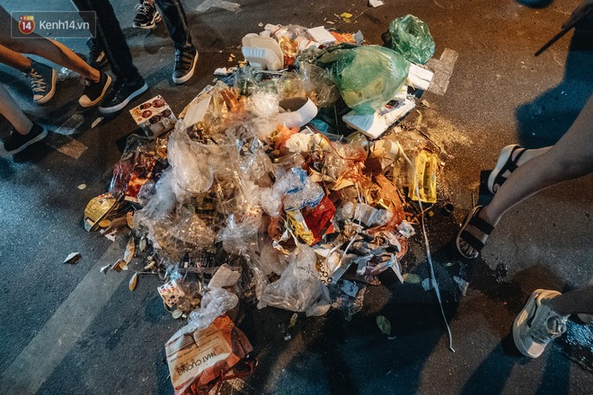 Trung thu đi qua để lại bãi rác siêu to khổng lồ ở khu chợ truyền thống Hà Nội - Ảnh 15.