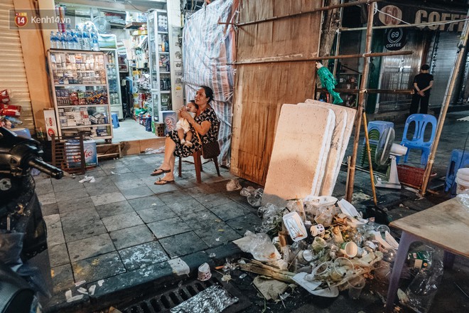 Trung thu đi qua để lại bãi rác siêu to khổng lồ ở khu chợ truyền thống Hà Nội - Ảnh 7.