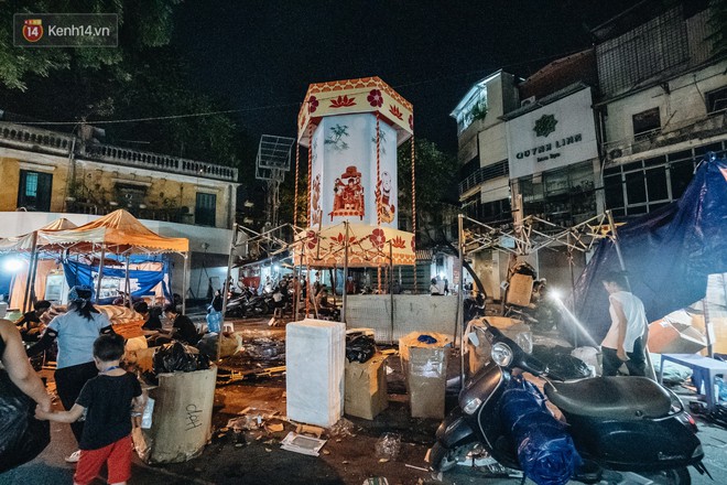 Trung thu đi qua để lại bãi rác siêu to khổng lồ ở khu chợ truyền thống Hà Nội - Ảnh 7.