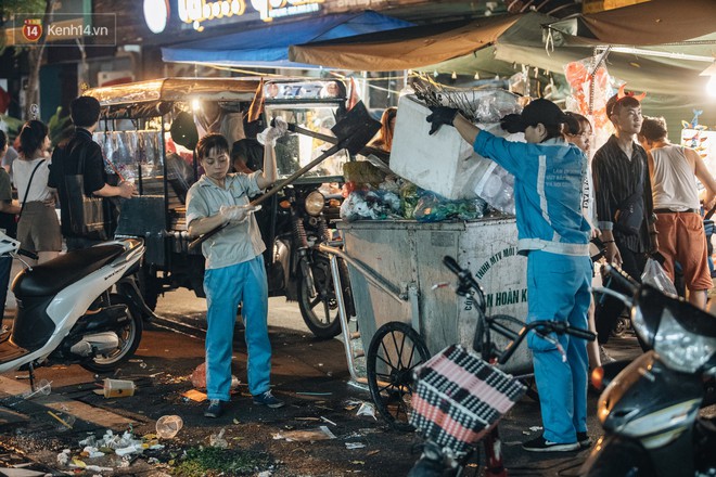 Trung thu đi qua để lại bãi rác siêu to khổng lồ ở khu chợ truyền thống Hà Nội - Ảnh 9.