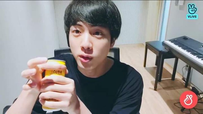 Dùng cả thanh xuân để che tên nhãn hiệu khi livestream, Jin (BTS) vẫn bị fan cười  “sấp mặt”: Loại này nhà em có đầy! - Ảnh 1.