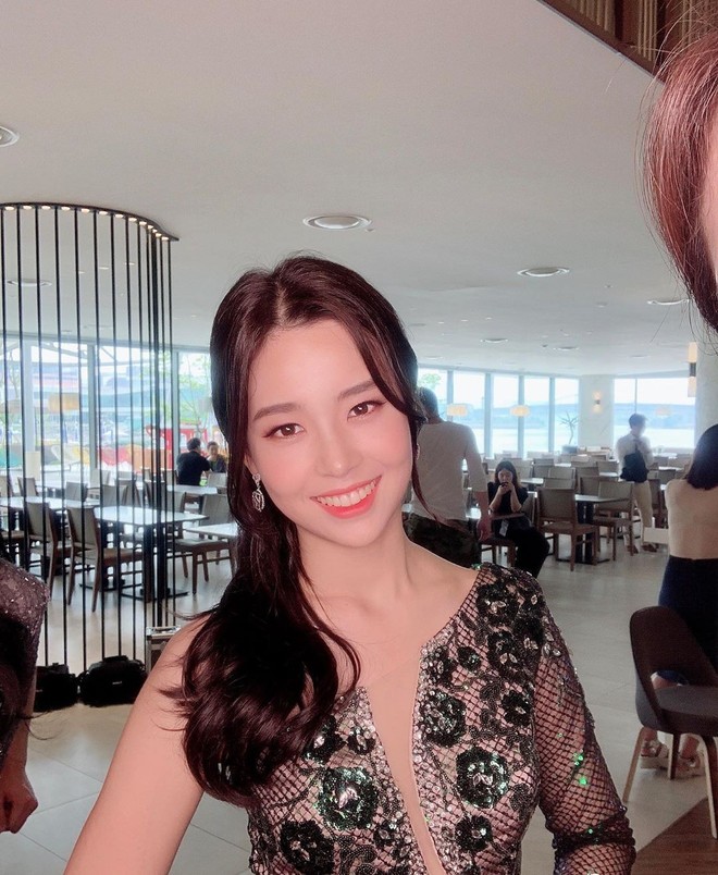 Lạ lùng nhan sắc thật của tân Hoa hậu Hàn Quốc: Selfie kém xinh, chụp lén xuất thần, nhìn thoáng na ná mỹ nhân BLACKPINK - Ảnh 8.