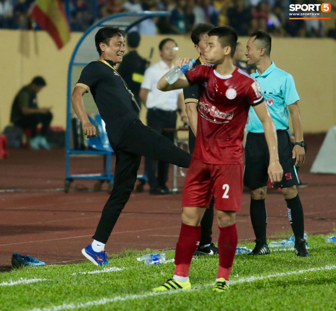HLV Hàn Quốc phản ứng dữ dội với trọng tài V.League trong trận Nam Định cầm hòa TP. Hồ Chí Minh - Ảnh 10.