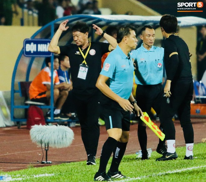 HLV Hàn Quốc phản ứng dữ dội với trọng tài V.League trong trận Nam Định cầm hòa TP. Hồ Chí Minh - Ảnh 4.