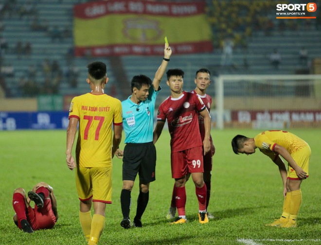 HLV Hàn Quốc phản ứng dữ dội với trọng tài V.League trong trận Nam Định cầm hòa TP. Hồ Chí Minh - Ảnh 9.