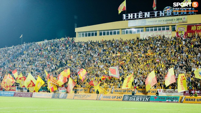 HLV Hàn Quốc phản ứng dữ dội với trọng tài V.League trong trận Nam Định cầm hòa TP. Hồ Chí Minh - Ảnh 7.
