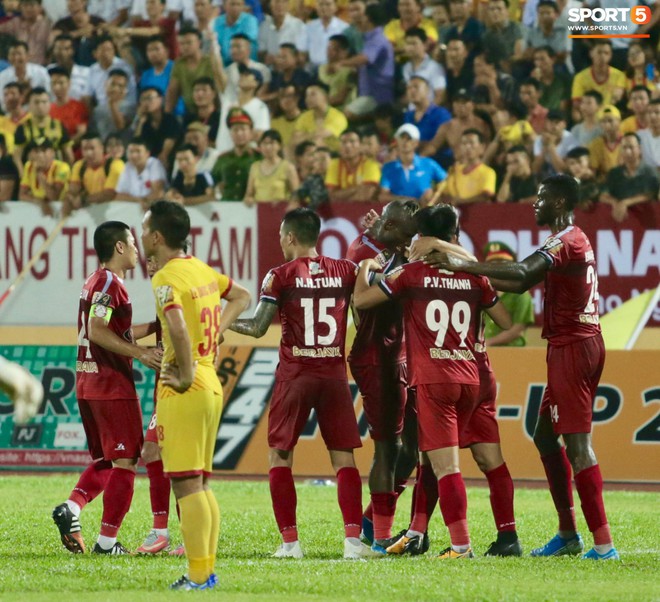 HLV Hàn Quốc phản ứng dữ dội với trọng tài V.League trong trận Nam Định cầm hòa TP. Hồ Chí Minh - Ảnh 13.