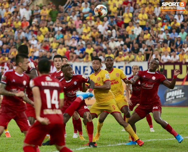 HLV Hàn Quốc phản ứng dữ dội với trọng tài V.League trong trận Nam Định cầm hòa TP. Hồ Chí Minh - Ảnh 11.