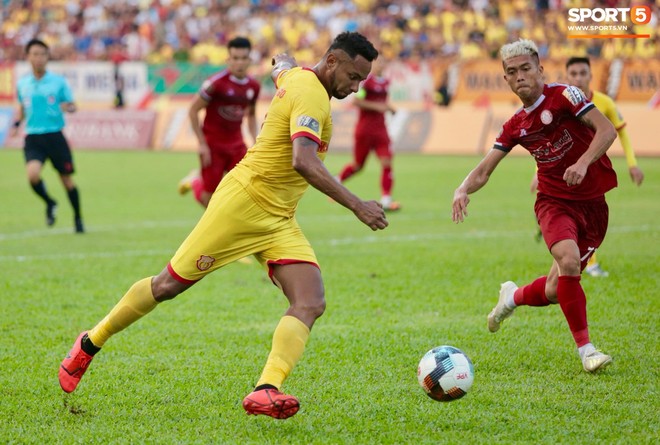 HLV Hàn Quốc phản ứng dữ dội với trọng tài V.League trong trận Nam Định cầm hòa TP. Hồ Chí Minh - Ảnh 1.