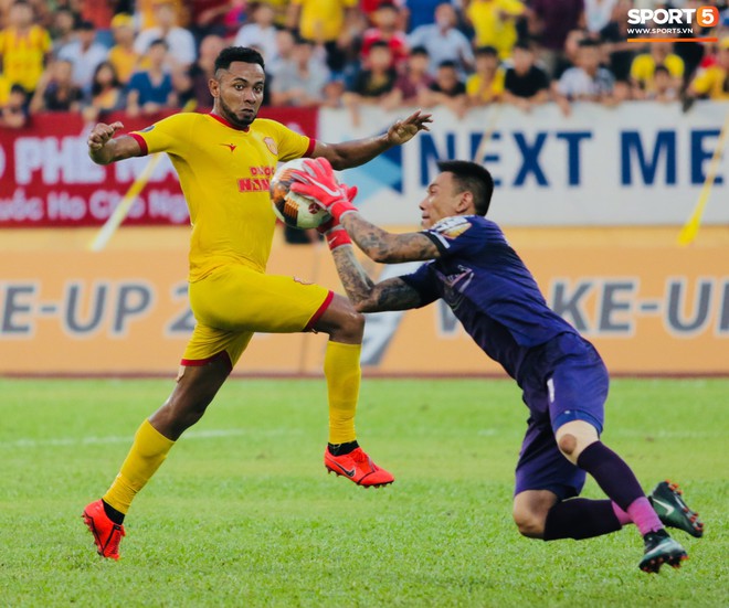 HLV Hàn Quốc phản ứng dữ dội với trọng tài V.League trong trận Nam Định cầm hòa TP. Hồ Chí Minh - Ảnh 2.