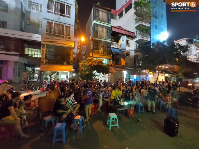 Hàng Đẫy bị treo sân, CĐV Hà Nội vẫn có cách tiếp lửa trận đấu đầy tình yêu và đam mê thế này - Ảnh 10.