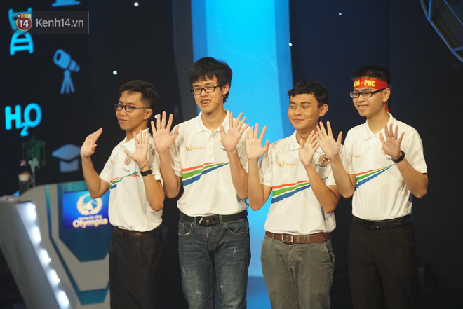 Chung kết Olympia năm thứ 19: Chuyên Phan Bội Châu chiến thắng sau 19 năm chờ đợi, khán giả bật khóc tiếc cho các ứng viên - Ảnh 1.