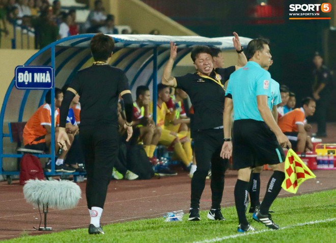 HLV Hàn Quốc phản ứng dữ dội với trọng tài V.League trong trận Nam Định cầm hòa TP. Hồ Chí Minh - Ảnh 3.