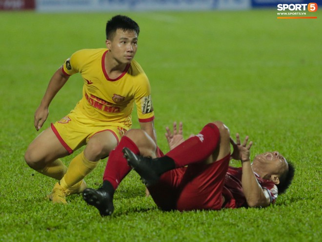 HLV Hàn Quốc phản ứng dữ dội với trọng tài V.League trong trận Nam Định cầm hòa TP. Hồ Chí Minh - Ảnh 8.