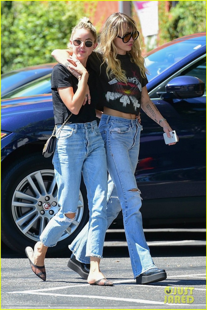 Miley Cyrus và bạn gái tin đồn vô tư khoác vai nhau dạo phố, vòng eo sexy của Miley nổi bật nhất khung hình - Ảnh 3.