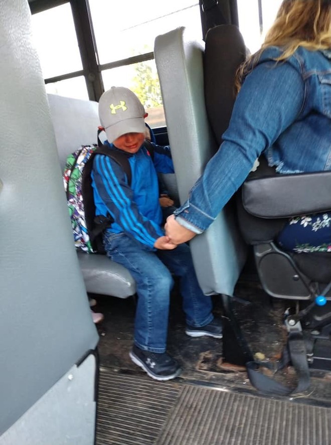 Bức ảnh chụp bé trai khóc sướt mướt ngày đầu tiên đi học và hành động của nữ tài xế được dân mạng lẫn cảnh sát khen ngợi hết lời - Ảnh 1.