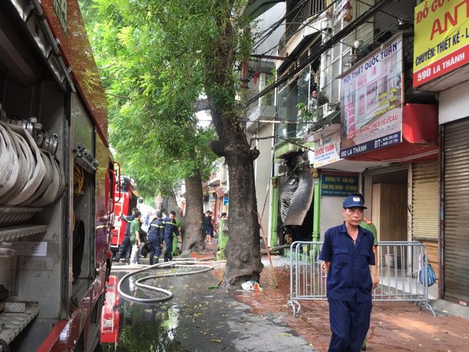 Hà Nội: Cháy cửa hàng trên phố Đê La Thành, hàng chục người nhảy xuống mái tôn nhà hàng xóm để thoát thân - Ảnh 1.