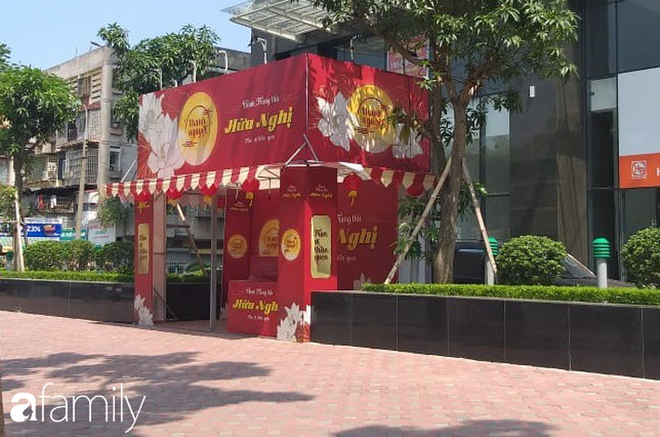 H&agrave; Nội: H&agrave;ng loạt quầy b&aacute;nh Trung thu th&agrave; dỡ quầy c&ograve;n hơn b&aacute;n hạ gi&aacute;, hội b&aacute;n h&agrave;ng online lại đua nhau thanh l&yacute; - Ảnh 5.