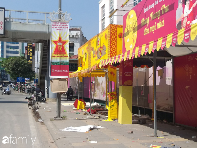 H&agrave; Nội: H&agrave;ng loạt quầy b&aacute;nh Trung thu th&agrave; dỡ quầy c&ograve;n hơn b&aacute;n hạ gi&aacute;, hội b&aacute;n h&agrave;ng online lại đua nhau thanh l&yacute; - Ảnh 6.