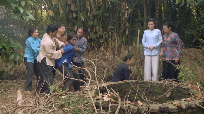 Không chịu khai ai là tác giả của cái bầu, Thị Bình  (Tiếng Sét Trong Mưa) bị bà Hội thẳng tay ném xuống giếng - Ảnh 5.