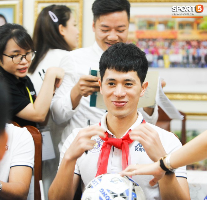 Dàn cầu thủ cực phẩm của Hà Nội FC đeo khăn quàng đỏ chào cờ cùng các em học sinh THCS Nguyễn Trường Tộ - Ảnh 5.