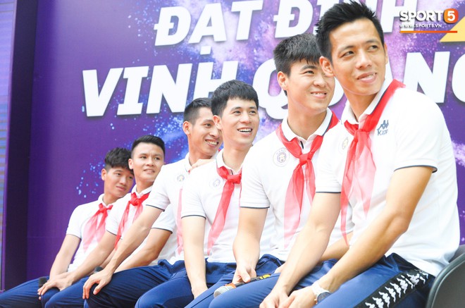 Dàn cầu thủ cực phẩm của Hà Nội FC đeo khăn quàng đỏ chào cờ cùng các em học sinh THCS Nguyễn Trường Tộ - Ảnh 9.