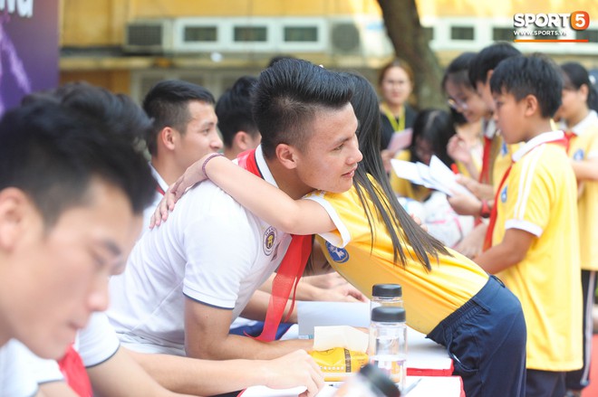 Dàn cầu thủ cực phẩm của Hà Nội FC đeo khăn quàng đỏ chào cờ cùng các em học sinh THCS Nguyễn Trường Tộ - Ảnh 16.