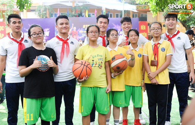Dàn cầu thủ cực phẩm của Hà Nội FC đeo khăn quàng đỏ chào cờ cùng các em học sinh THCS Nguyễn Trường Tộ - Ảnh 10.