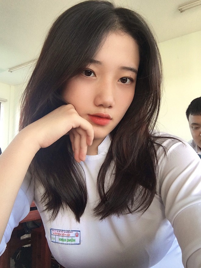 Hotgirl áo dài Đà Nẵng gây sốt bởi  góc nghiêng cực giống Suzy, sở hữu hơn 12k follow Instagram và hàng chục clip triệu view - Ảnh 1.